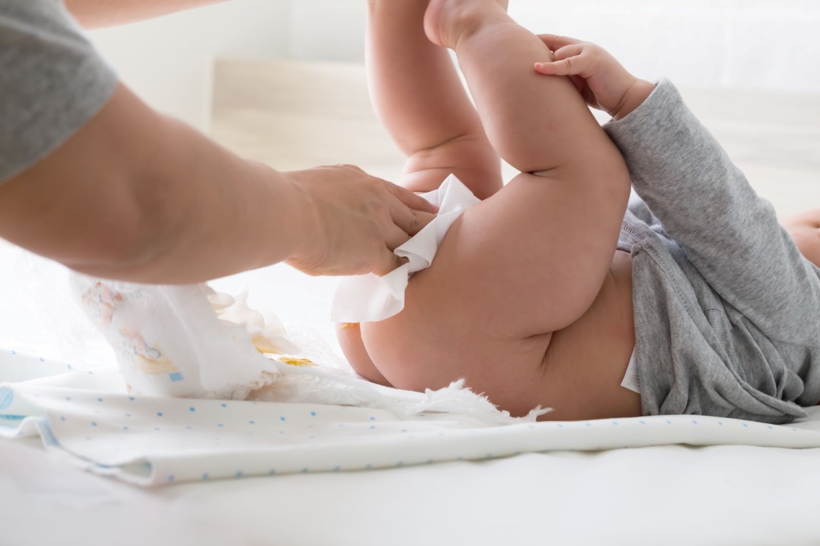 Trẻ sơ sinh tiêu chảy nhiều lần dễ bị mất nước, nôn trớ, bú kém. 