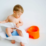 Mách mẹ cách chăm sóc bé 2 tuổi bị táo bón hiệu quả