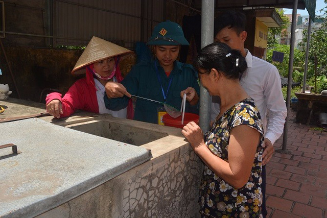dietbogay-1503389722139 Đội xung kích của Hà Nội vào từng nhà dân hướng dẫn diệt bọ gậy.