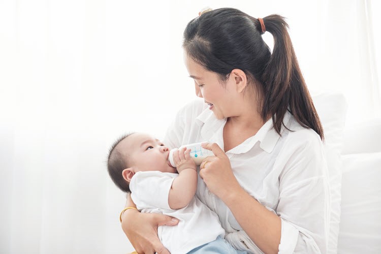nguyen-nhan-tre-so-sinh-bi-tieu-chay-nhieu-lan-3 Mẹ nên cho con bú nhiều hơn để bù nước, bù dinh dưỡng sau tiêu chảy.