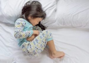 Trẻ em đau bụng trên rốn do đâu? Cách điều trị thế nào?