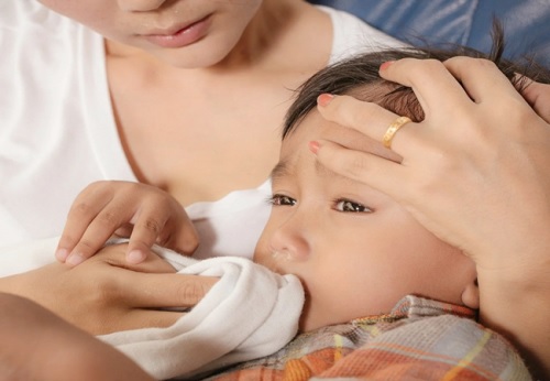 trieu-chung-khi-tre-em-dau-bung-tren-ron Các triệu chứng khi trẻ em bị đau bụng trên rốn